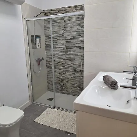 Con Bano Privado En Un Piso Con Familia 4*