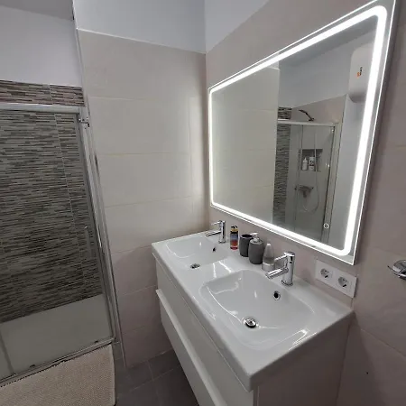 Con Bano Privado En Un Piso Con Familia 招待所 *